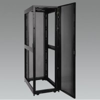 Armoire rack pour serveur de profondeur standard SmartRack 42U avec portes et panneaux latéraux Armoire rack pour serveur de profondeur standard SmartRack 42U avec portes et panneaux latéraux