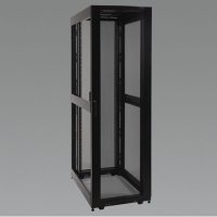 Armoire rack pour serveur de profondeur standard SmartRack 42U avec portes et panneaux latéraux Armoire rack pour serveur de profondeur standard SmartRack 42U avec portes et panneaux latéraux