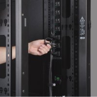 Armoire rack pour serveur de profondeur standard SmartRack 42U avec portes et panneaux latéraux Armoire rack pour serveur de profondeur standard SmartRack 42U avec portes et panneaux latéraux