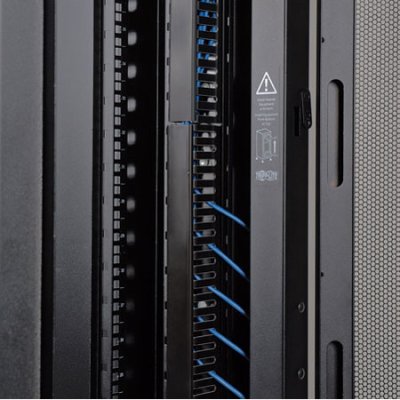 Armoire rack pour serveur de profondeur standard SmartRack 42U avec portes et panneaux latéraux Armoire rack pour serveur de profondeur standard SmartRack 42U avec portes et panneaux latéraux